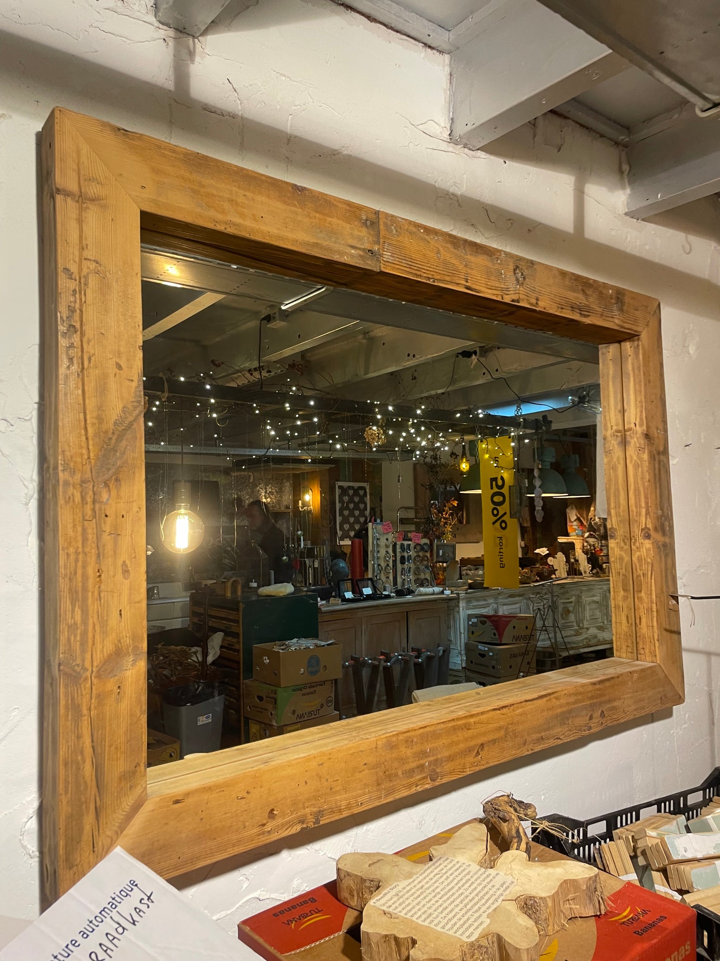 Grote spiegel met houten lijst