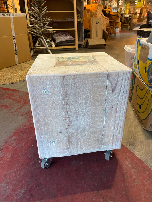 Houtenkrukje op wieltjes