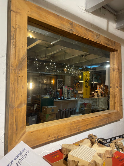 Grote spiegel met houten lijst